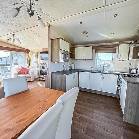 Beautiful Caravan With Decking Wifi At St Osyth Beach Holiday Park Ref 28077Dw Clacton-on-Sea Exterior photo