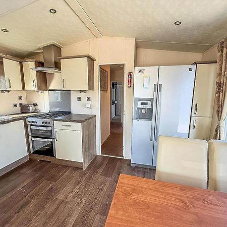 Beautiful Caravan With Decking Wifi At St Osyth Beach Holiday Park Ref 28077Dw Clacton-on-Sea Exterior photo