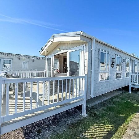 Beautiful Caravan With Decking Wifi At St Osyth Beach Holiday Park Ref 28077Dw Clacton-on-Sea Exterior photo