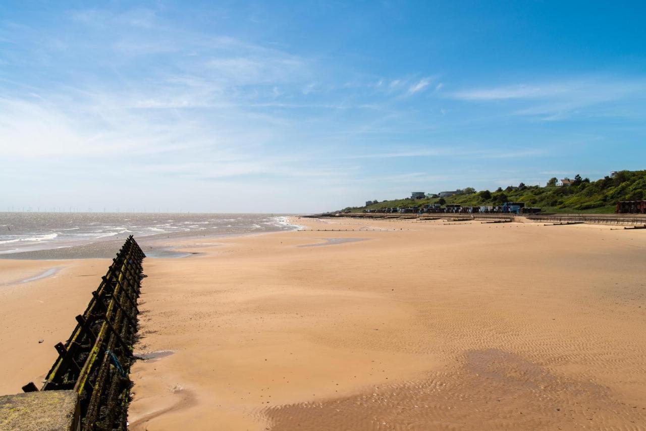 Beautiful Caravan With Decking Wifi At St Osyth Beach Holiday Park Ref 28077Dw Clacton-on-Sea Exterior photo