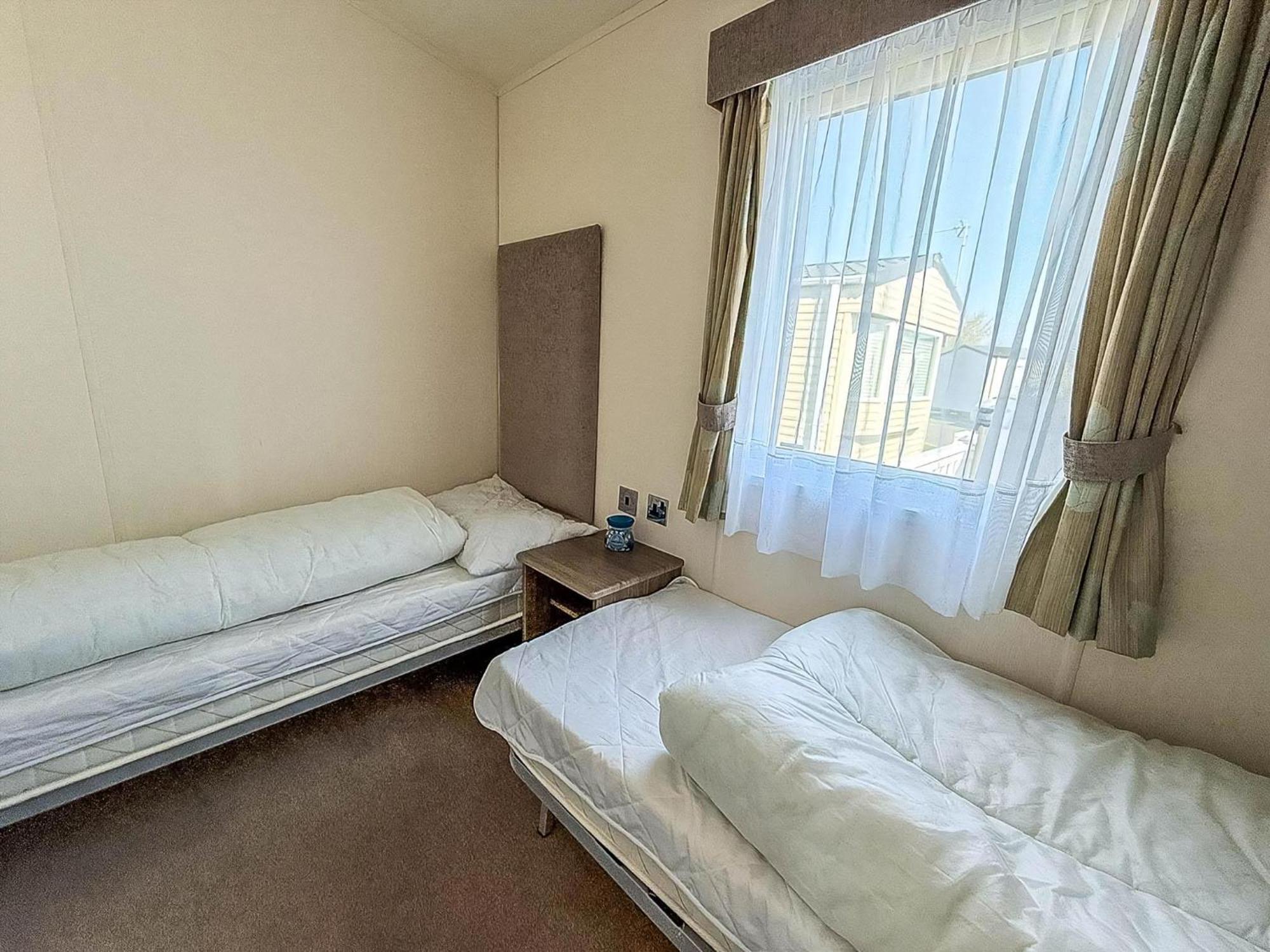 Beautiful Caravan With Decking Wifi At St Osyth Beach Holiday Park Ref 28077Dw Clacton-on-Sea Exterior photo