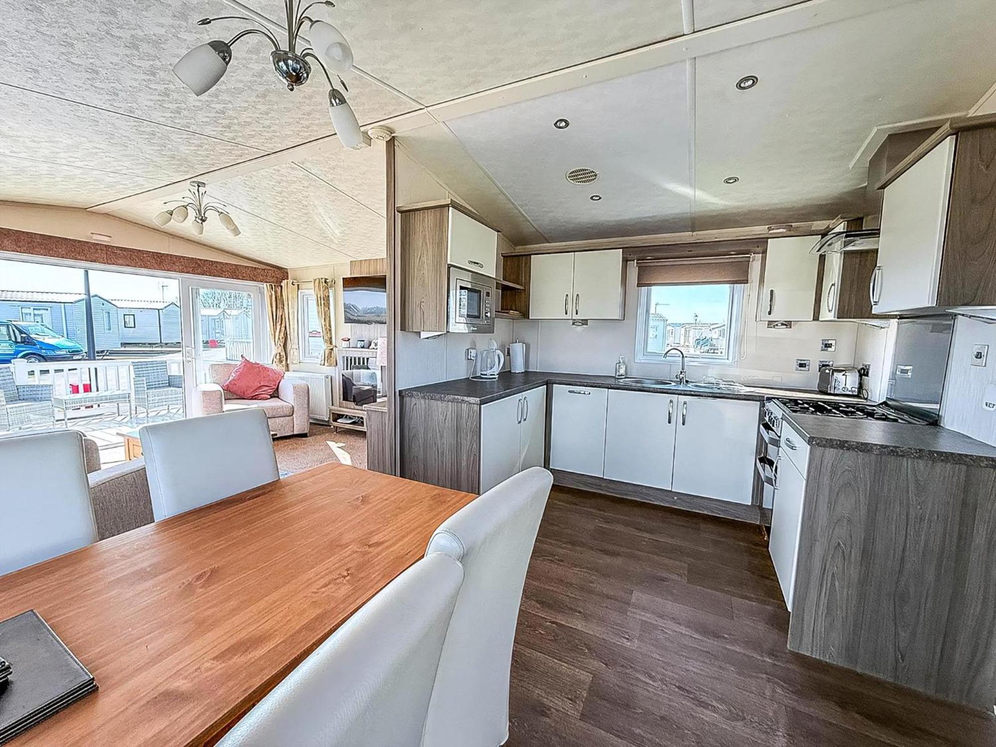 Beautiful Caravan With Decking Wifi At St Osyth Beach Holiday Park Ref 28077Dw Clacton-on-Sea Exterior photo