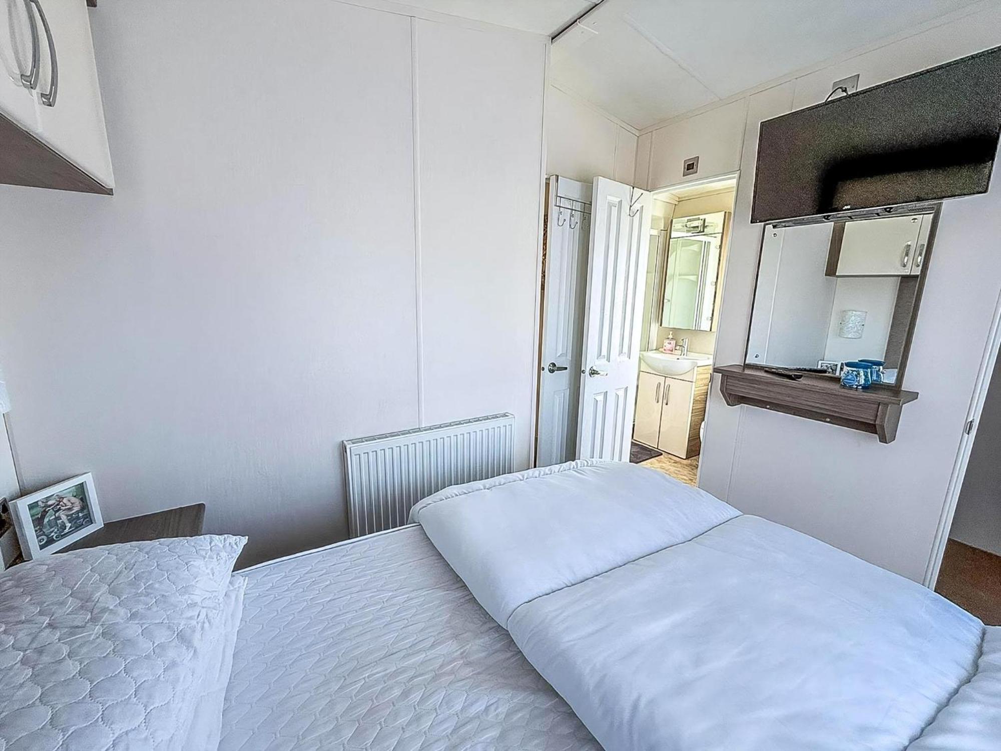 Beautiful Caravan With Decking Wifi At St Osyth Beach Holiday Park Ref 28077Dw Clacton-on-Sea Exterior photo