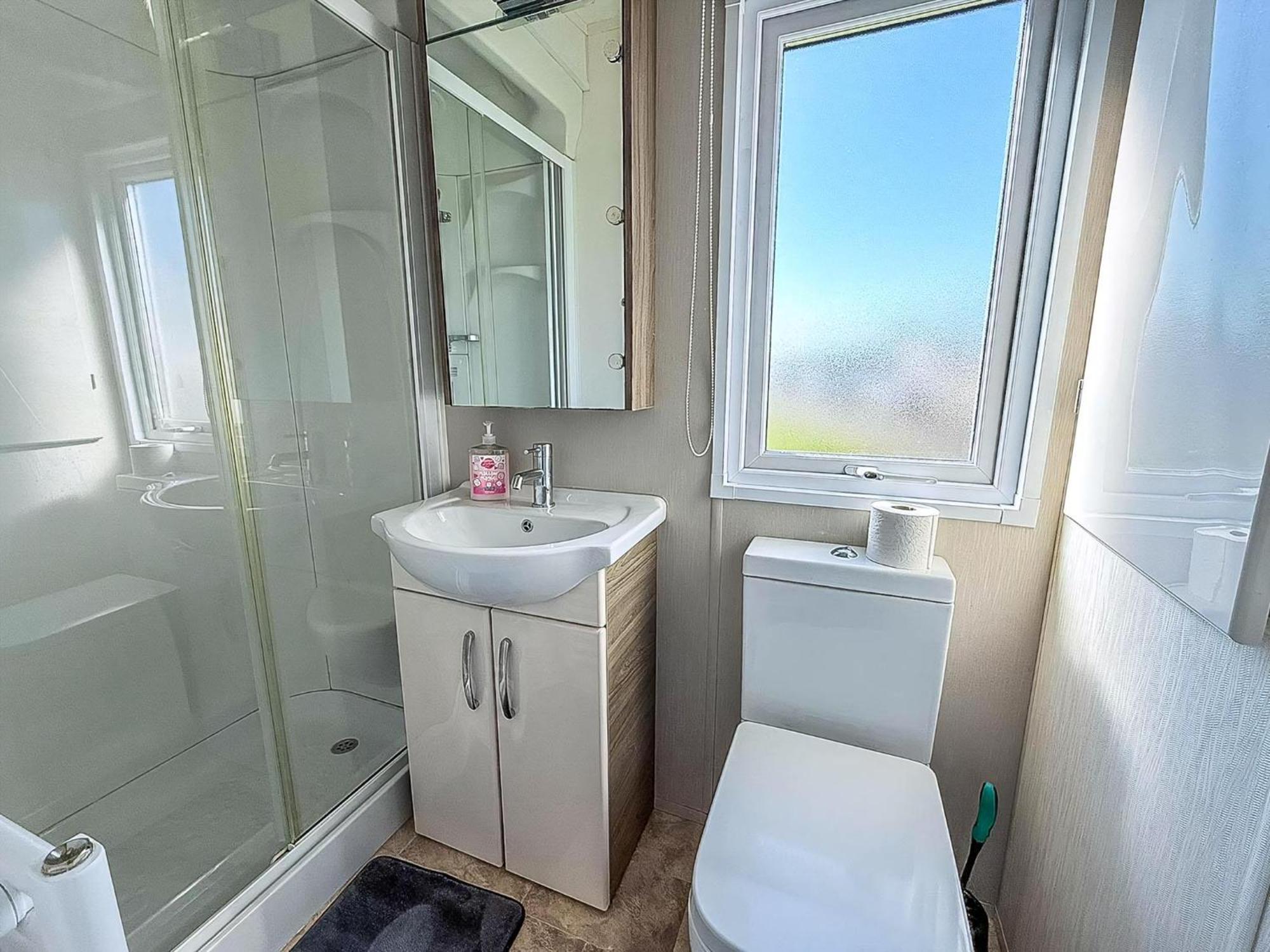 Beautiful Caravan With Decking Wifi At St Osyth Beach Holiday Park Ref 28077Dw Clacton-on-Sea Exterior photo