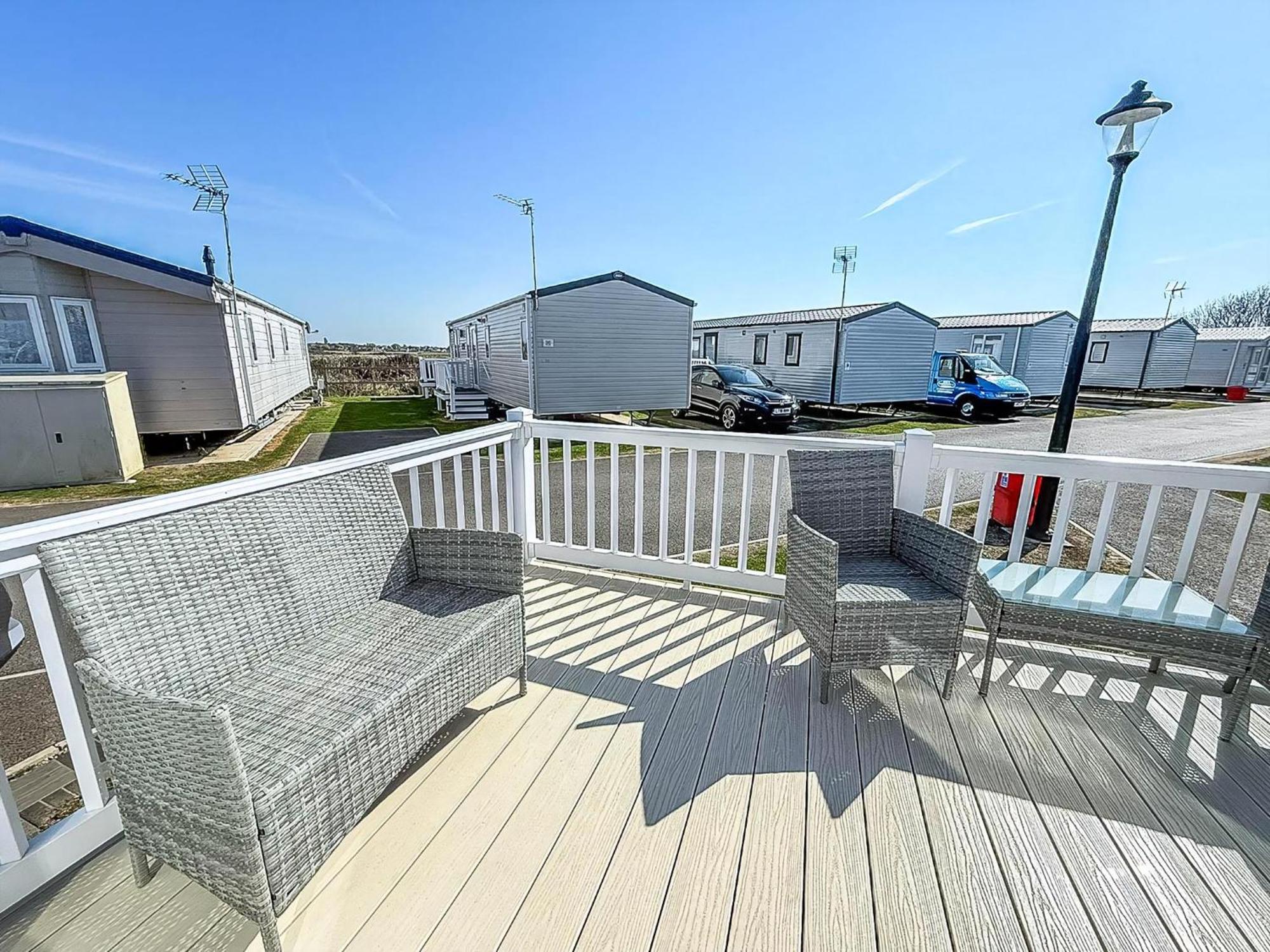 Beautiful Caravan With Decking Wifi At St Osyth Beach Holiday Park Ref 28077Dw Clacton-on-Sea Exterior photo