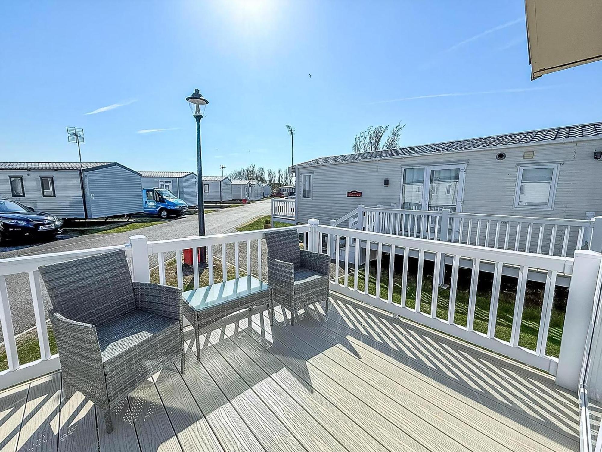 Beautiful Caravan With Decking Wifi At St Osyth Beach Holiday Park Ref 28077Dw Clacton-on-Sea Exterior photo
