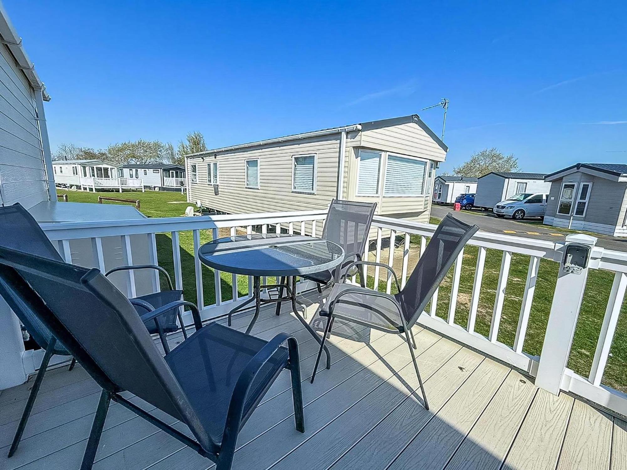 Beautiful Caravan With Decking Wifi At St Osyth Beach Holiday Park Ref 28077Dw Clacton-on-Sea Exterior photo