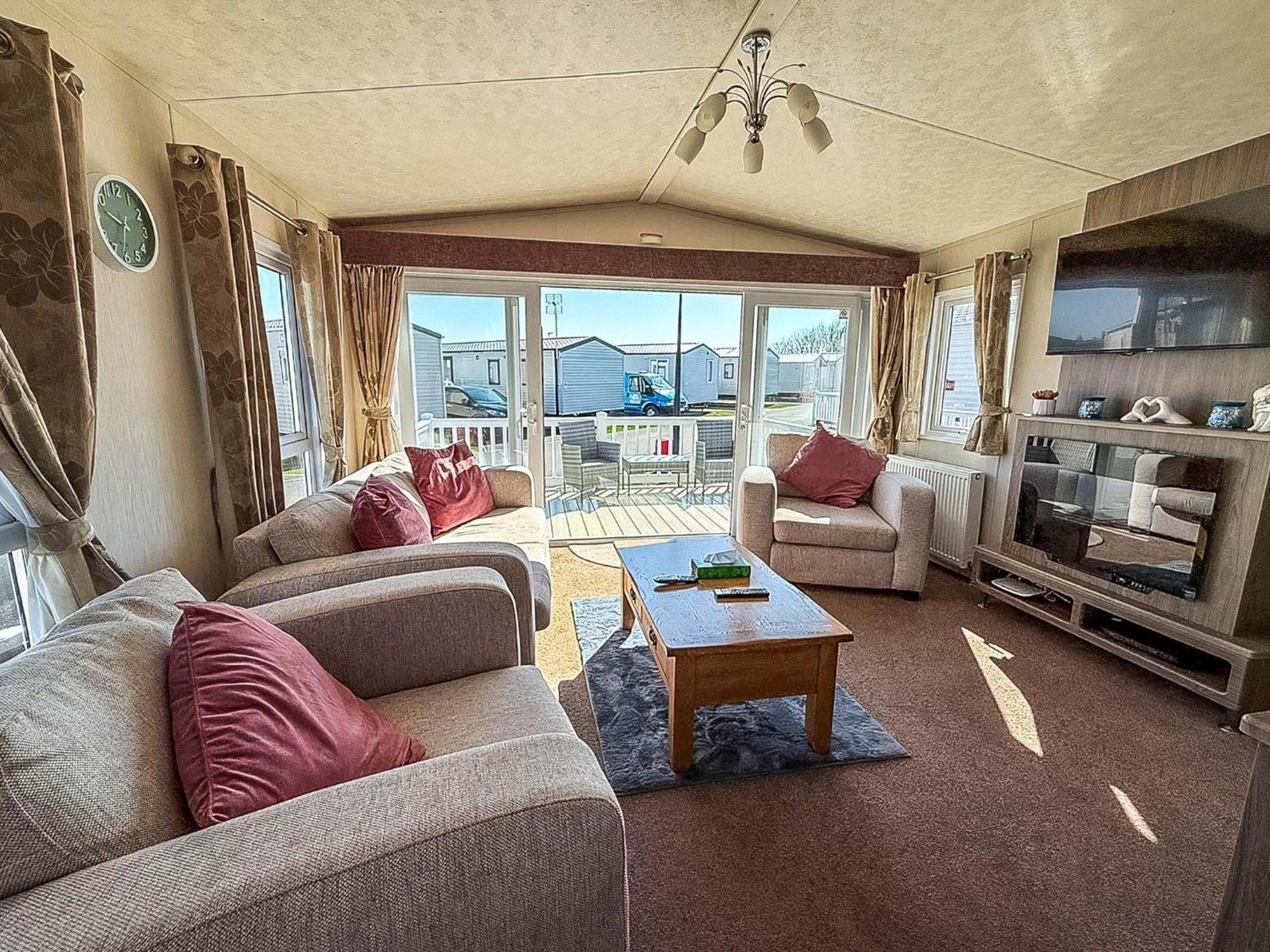 Beautiful Caravan With Decking Wifi At St Osyth Beach Holiday Park Ref 28077Dw Clacton-on-Sea Exterior photo