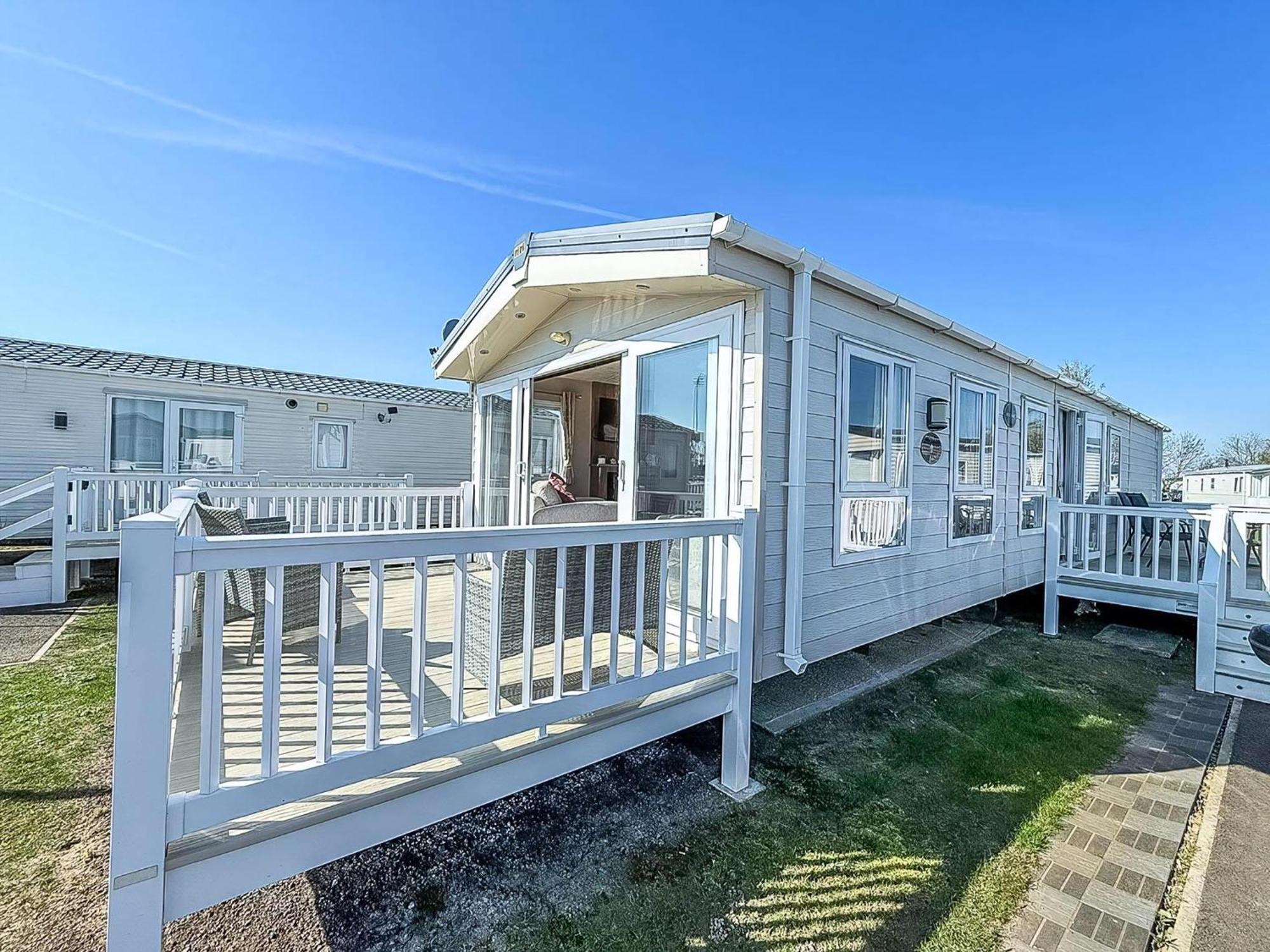 Beautiful Caravan With Decking Wifi At St Osyth Beach Holiday Park Ref 28077Dw Clacton-on-Sea Exterior photo